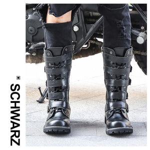 Schädel schnallt Motorradstiefel