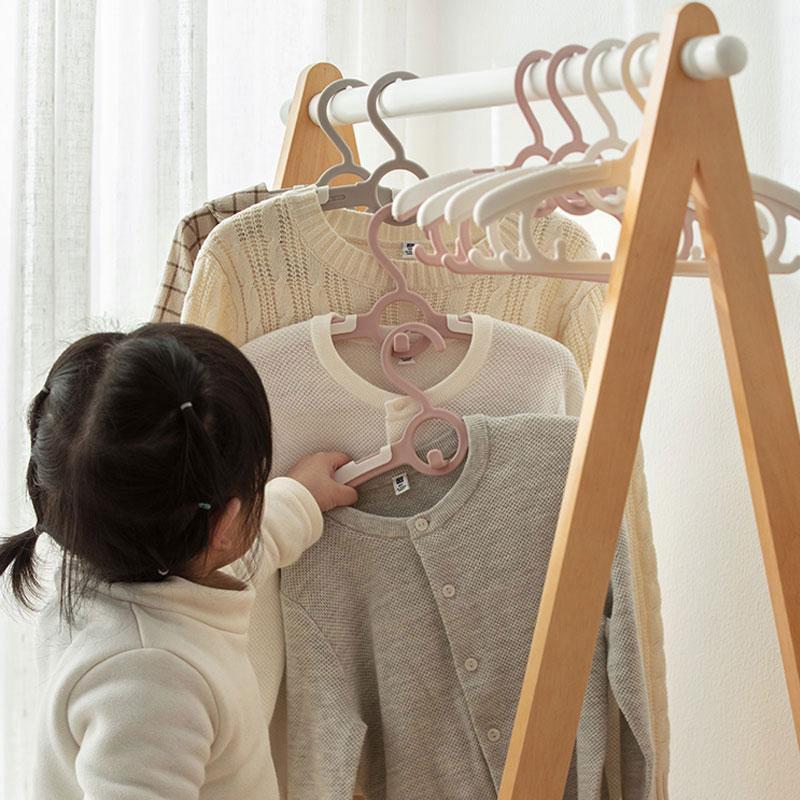 Einziehbarer Kleiderbügel für Kinder