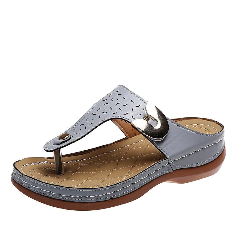 2022 Neue Damen-Metalldekor-Funktionsmuster-Keil-Flip-Flops